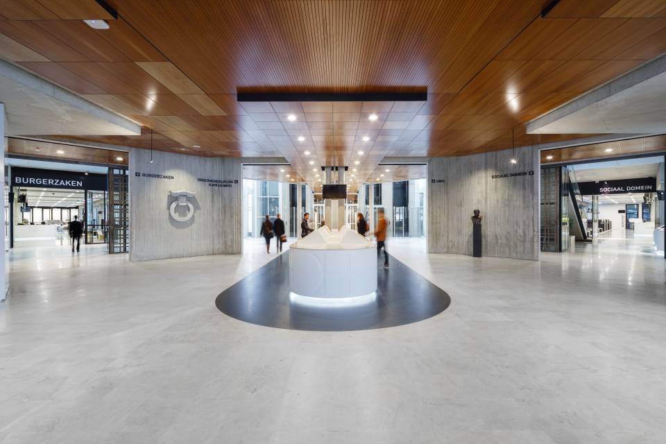 Fokkema&Partners Architets au reinstalat complet spațiile interioare ale Primariei Almere: „Am ales HI-MACS Piatra Acrilica Naturala pentru amenjari interioare pentru a sublinia caracteristicile originale ale acestei clădiri și, în același timp, pentru a da viață unui interior cu accente unice și personale, urmărind scopul final de a reabilita zona serviciilor publice ale Primăriei”.

Înainte de modificările executate, clădirea era un spațiu […] Mai mult…