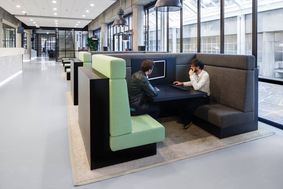 Fokkema&Partners Architets au reinstalat complet spațiile interioare ale Primariei Almere: „Am ales HI-MACS Piatra Acrilica Naturala pentru amenjari interioare pentru a sublinia caracteristicile originale ale acestei clădiri și, în același timp, pentru a da viață unui interior cu accente unice și personale, urmărind scopul final de a reabilita zona serviciilor publice ale Primăriei”.

Înainte de modificările executate, clădirea era un spațiu […] Mai mult…