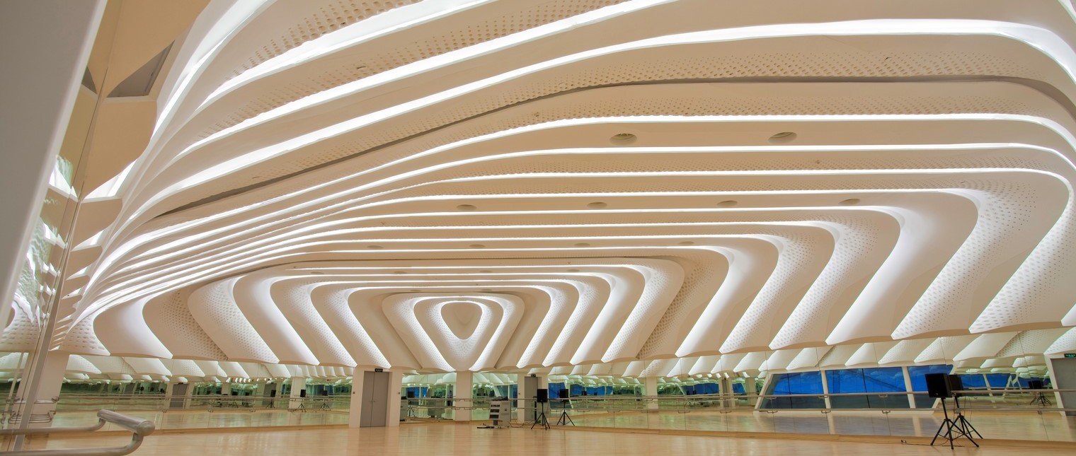 Inconfundabilă, cladirea Operei poartă semnătura arhitectei Zaha Hadid: nu are unghiuri drepte, pereții și tavanele au pantă, iar sălile de audiție par că plutesc și se întrepătrund. Alături de o sală de concert cu o capacitate de 1.800 de locuri , noua clădire de 70.000 de mp cuprinde o zonă de recepție cu spațiu pentru lobby și lounge, o sală […] Mai mult…