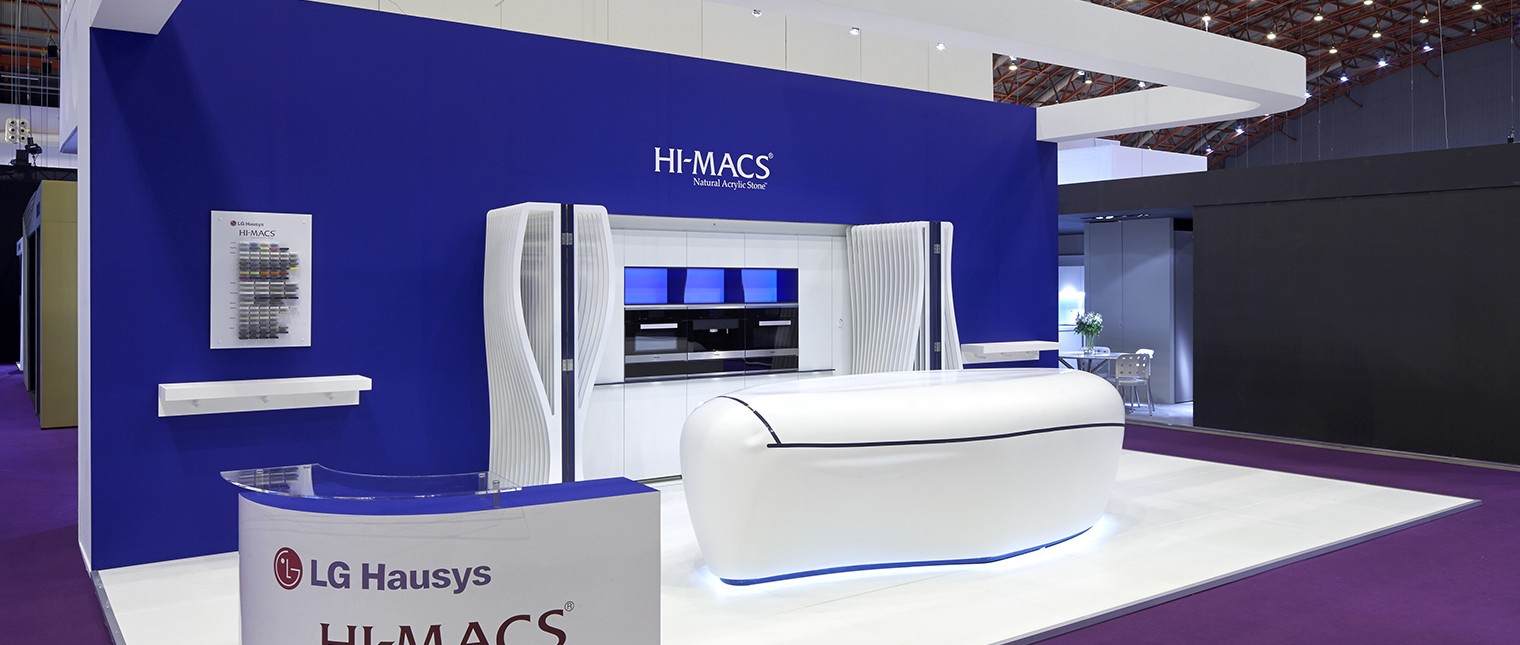 LG Hausys HI-MACS®  s-a intors la 100% Design 2014 cu un concept inovativ si futuristic de bucatarie.

Insula de bucatarie “The sky is the limit” este o adevarata opera de arta creata de designerul belgian Xavier Bonte. Conceptul acestei bucatarii este inspirat de imaginea unui nor. Atunci cand toate usile sunt inchise orice trasatura tehnica a mobilierului dispare, iar liniile albastre […] Mai mult…
