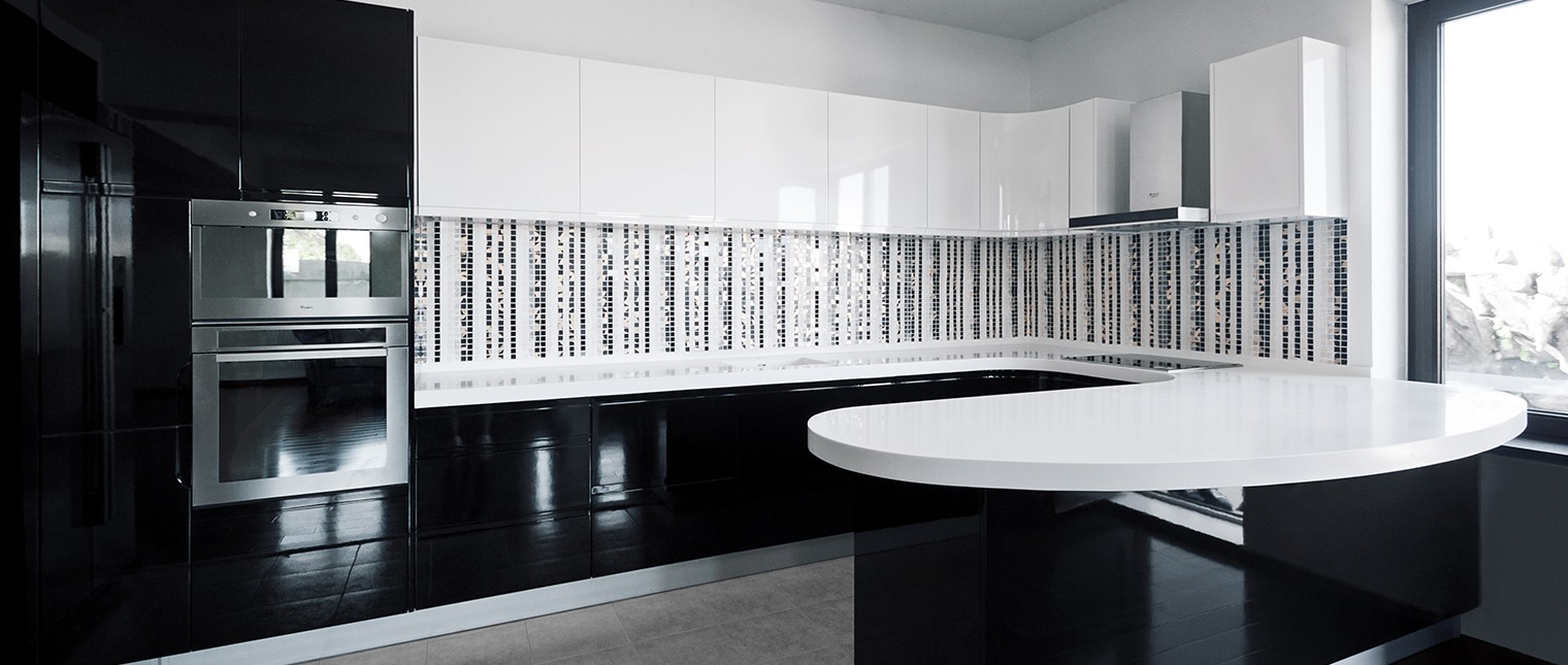 Bucatarie HI-MACS colectia Sinus in alb si negru