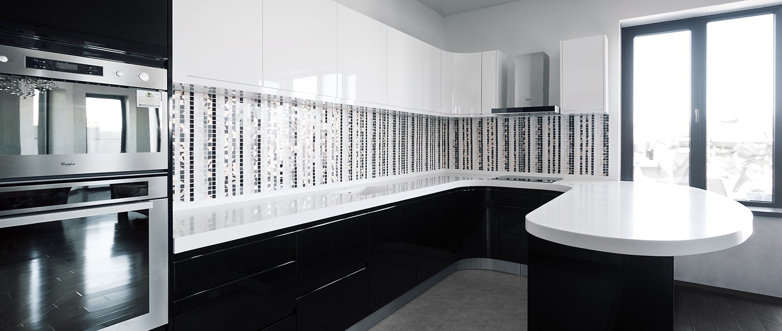 Bucatarie HI-MACS colectia Sinus in alb si negru