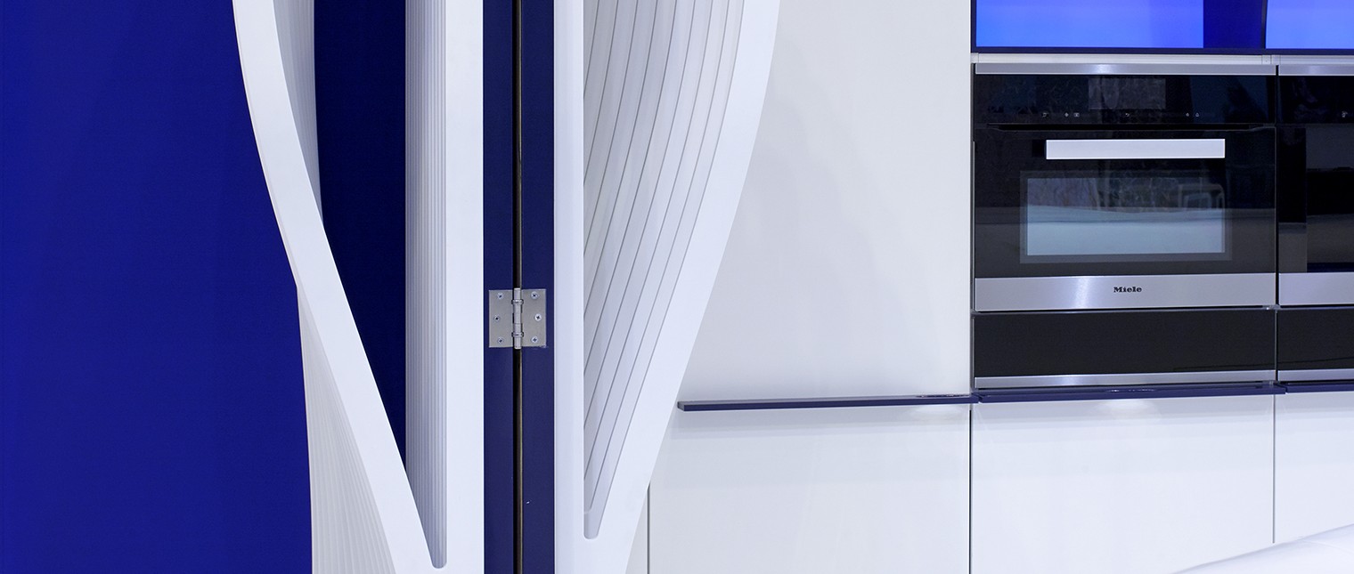 LG Hausys HI-MACS®  s-a intors la 100% Design 2014 cu un concept inovativ si futuristic de bucatarie.

Insula de bucatarie “The sky is the limit” este o adevarata opera de arta creata de designerul belgian Xavier Bonte. Conceptul acestei bucatarii este inspirat de imaginea unui nor. Atunci cand toate usile sunt inchise orice trasatura tehnica a mobilierului dispare, iar liniile albastre […] Mai mult…