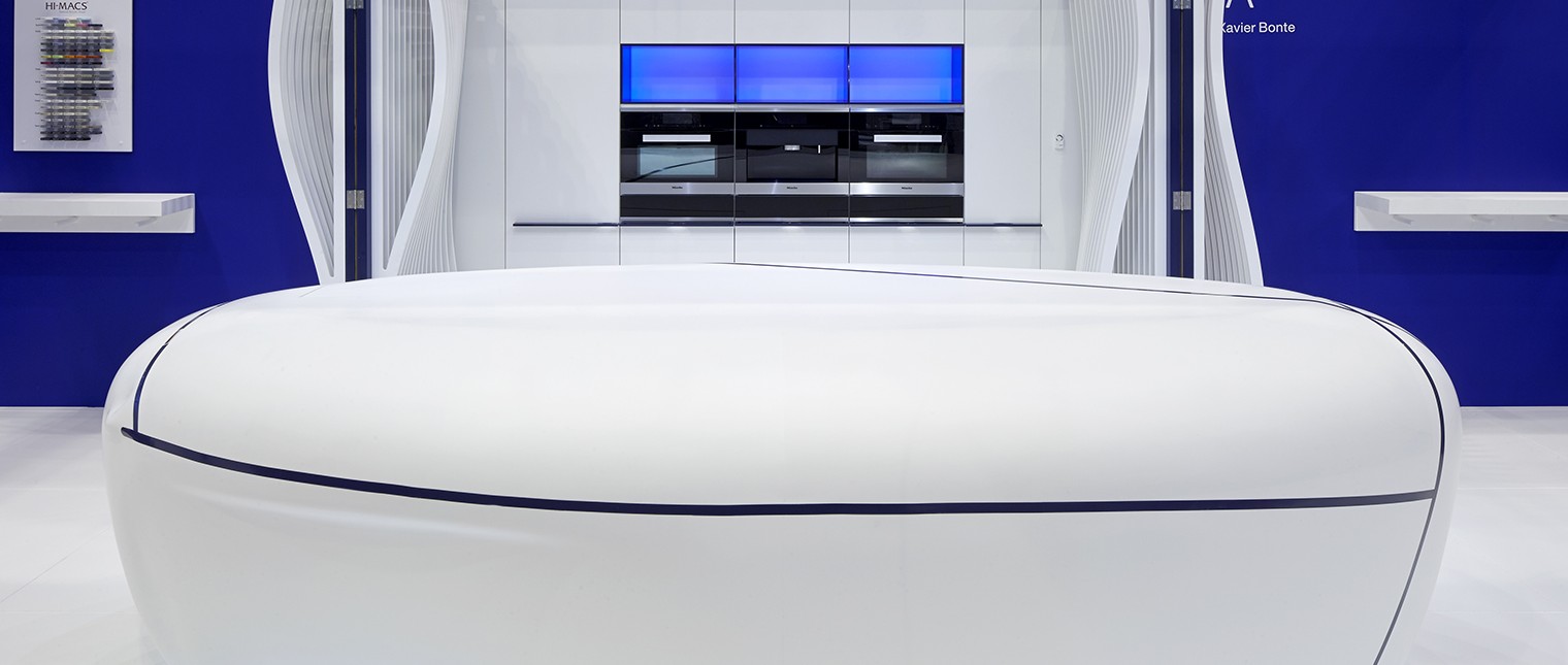 LG Hausys HI-MACS®  s-a intors la 100% Design 2014 cu un concept inovativ si futuristic de bucatarie.

Insula de bucatarie “The sky is the limit” este o adevarata opera de arta creata de designerul belgian Xavier Bonte. Conceptul acestei bucatarii este inspirat de imaginea unui nor. Atunci cand toate usile sunt inchise orice trasatura tehnica a mobilierului dispare, iar liniile albastre […] Mai mult…