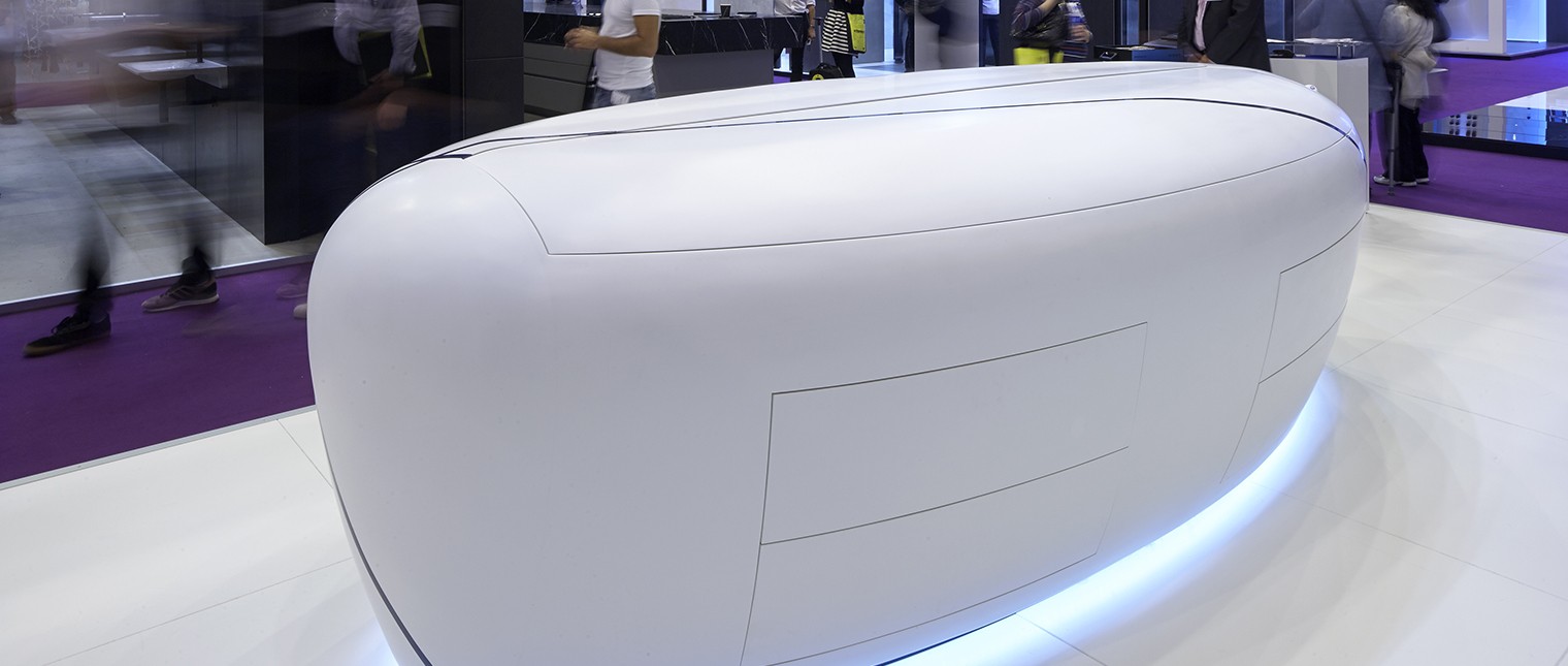 LG Hausys HI-MACS®  s-a intors la 100% Design 2014 cu un concept inovativ si futuristic de bucatarie.

Insula de bucatarie “The sky is the limit” este o adevarata opera de arta creata de designerul belgian Xavier Bonte. Conceptul acestei bucatarii este inspirat de imaginea unui nor. Atunci cand toate usile sunt inchise orice trasatura tehnica a mobilierului dispare, iar liniile albastre […] Mai mult…