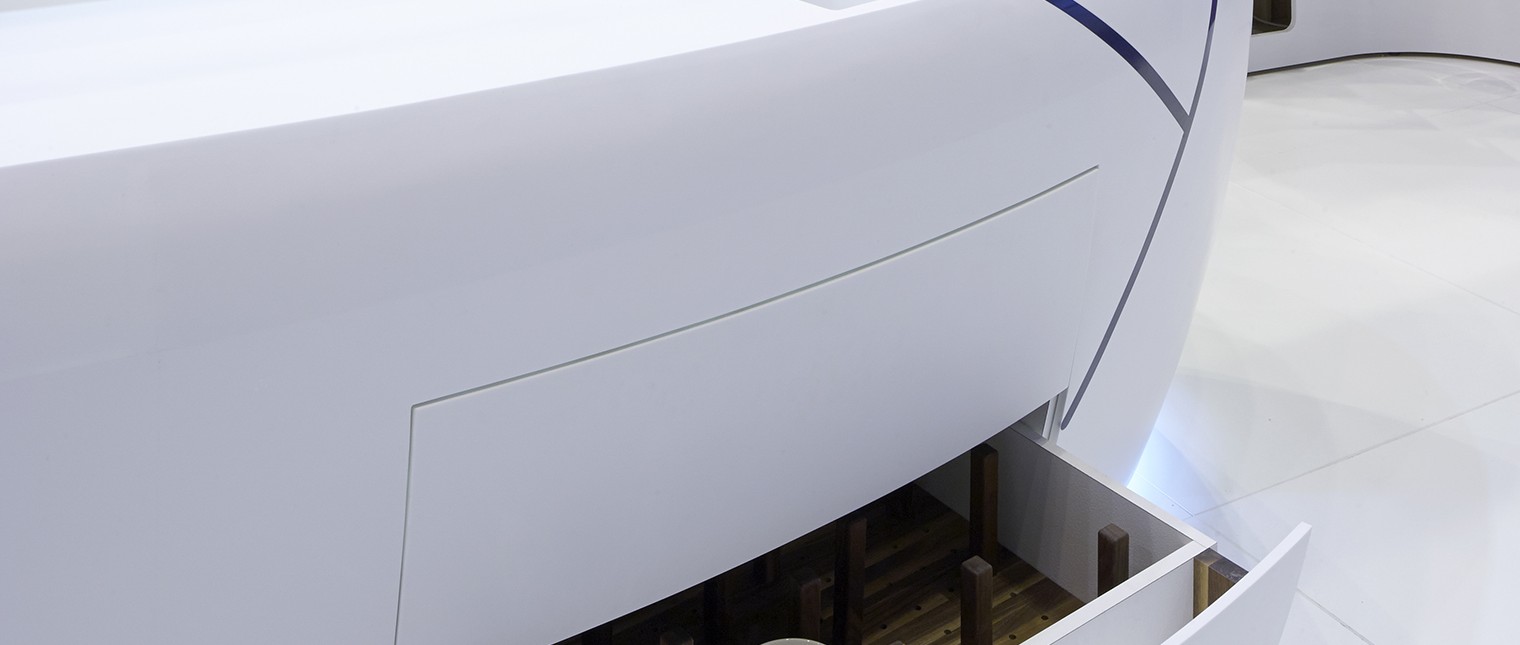 LG Hausys HI-MACS®  s-a intors la 100% Design 2014 cu un concept inovativ si futuristic de bucatarie.

Insula de bucatarie “The sky is the limit” este o adevarata opera de arta creata de designerul belgian Xavier Bonte. Conceptul acestei bucatarii este inspirat de imaginea unui nor. Atunci cand toate usile sunt inchise orice trasatura tehnica a mobilierului dispare, iar liniile albastre […] Mai mult…