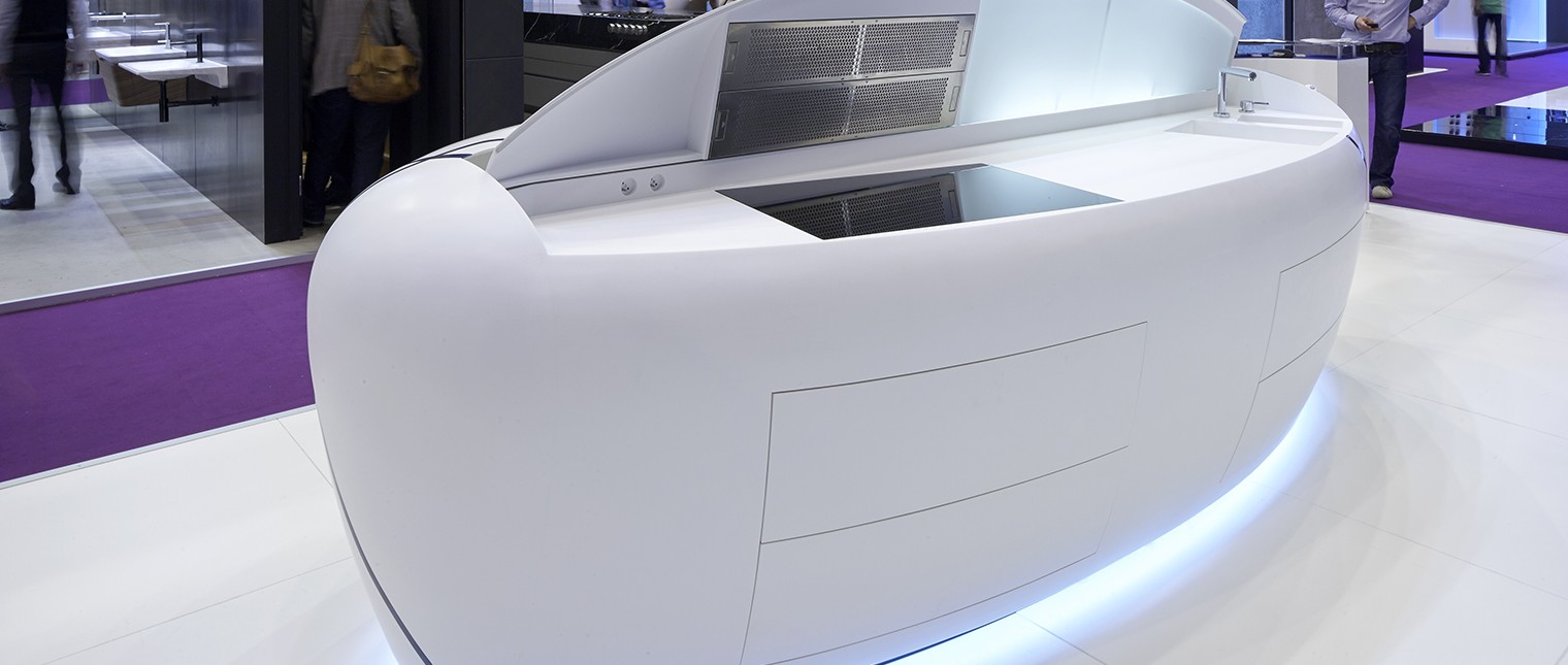 LG Hausys HI-MACS®  s-a intors la 100% Design 2014 cu un concept inovativ si futuristic de bucatarie.

Insula de bucatarie “The sky is the limit” este o adevarata opera de arta creata de designerul belgian Xavier Bonte. Conceptul acestei bucatarii este inspirat de imaginea unui nor. Atunci cand toate usile sunt inchise orice trasatura tehnica a mobilierului dispare, iar liniile albastre […] Mai mult…