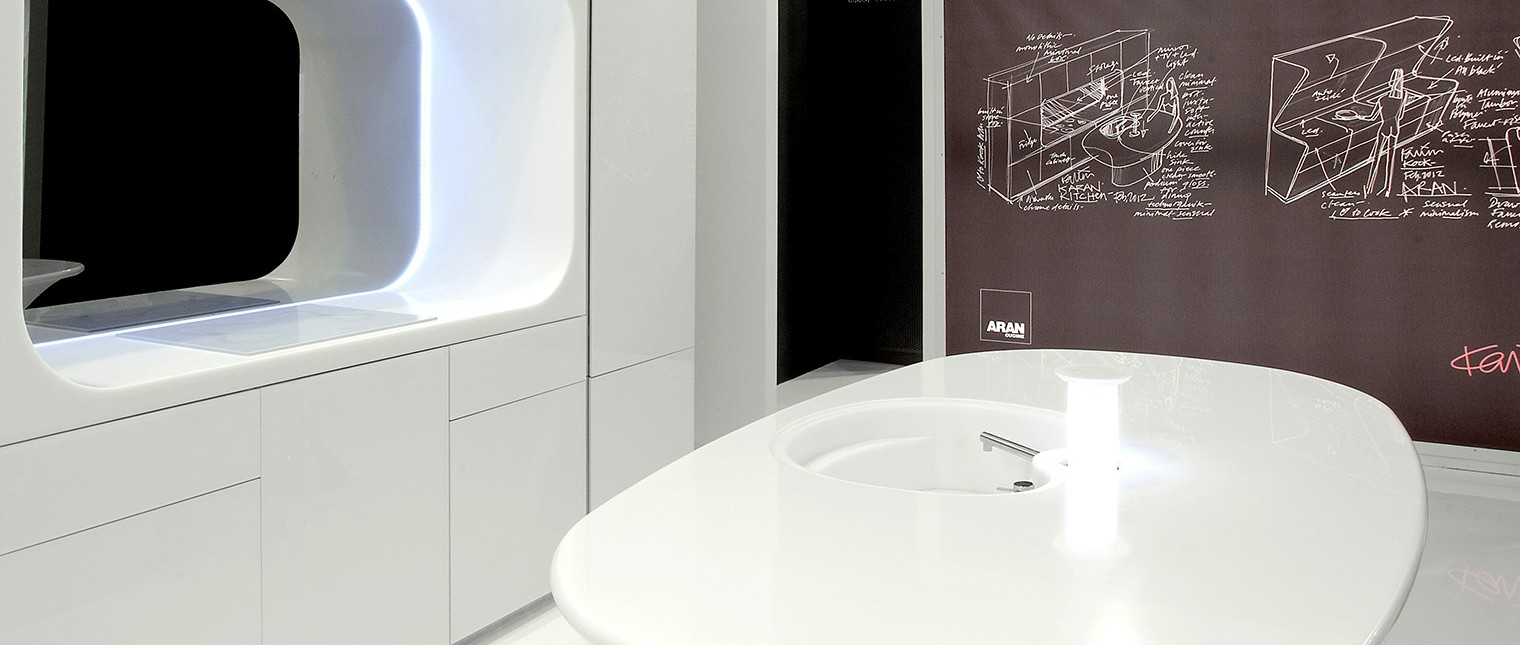 Combinatia dintre viziunea moderna a designerului Karim Rashid si proprietatile extraordinare ale HI-MACS®, materialul acrilic mineral de ultima generatie, s-a concretizat sub forma colectiei Kook and Karan, formata din 2 bucatarii realizate de catre Aran Cucine.

Conceptul exclusiv al bucatariei Kook, prezentat in cadrul Targului International de Mobilier din Milan, se distinge prin fluiditate, forme sinuoase si design ergonomic inovativ, realizat […] Mai mult…
