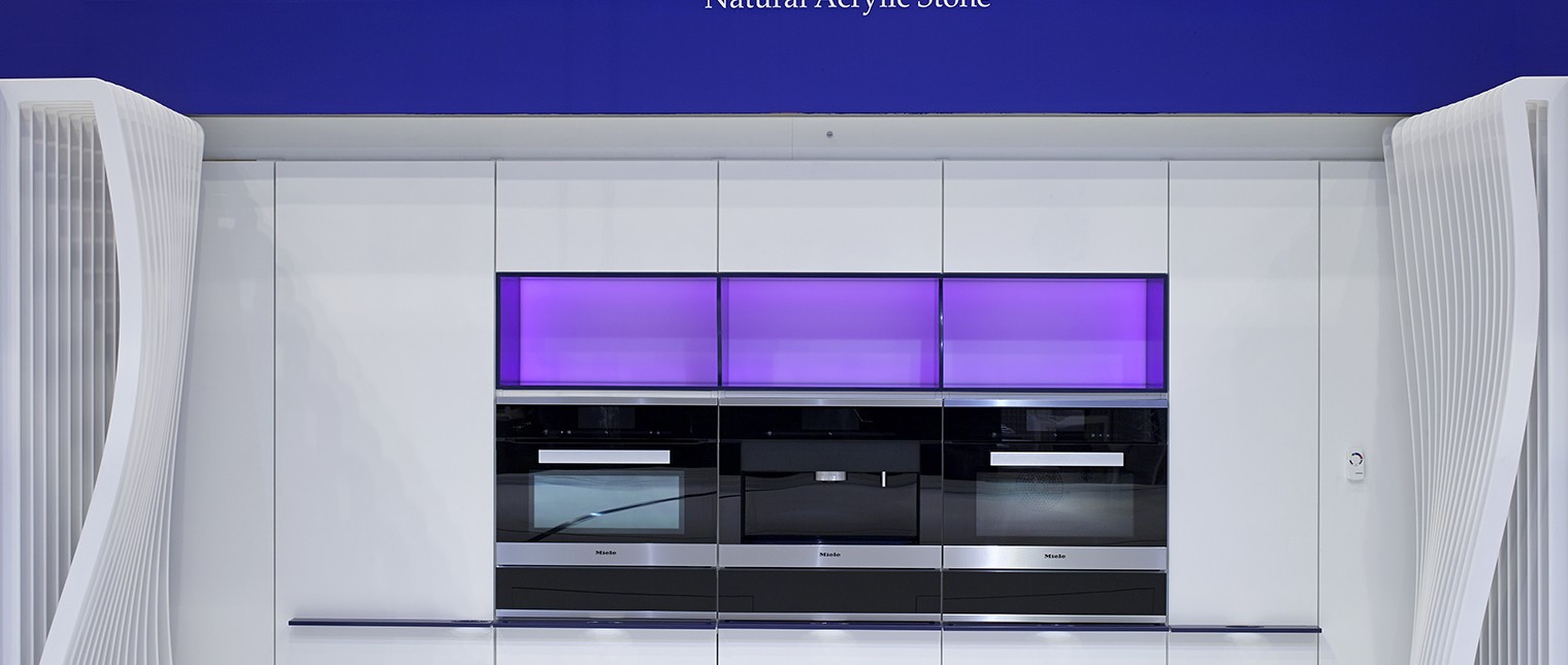 LG Hausys HI-MACS®  s-a intors la 100% Design 2014 cu un concept inovativ si futuristic de bucatarie.

Insula de bucatarie “The sky is the limit” este o adevarata opera de arta creata de designerul belgian Xavier Bonte. Conceptul acestei bucatarii este inspirat de imaginea unui nor. Atunci cand toate usile sunt inchise orice trasatura tehnica a mobilierului dispare, iar liniile albastre […] Mai mult…