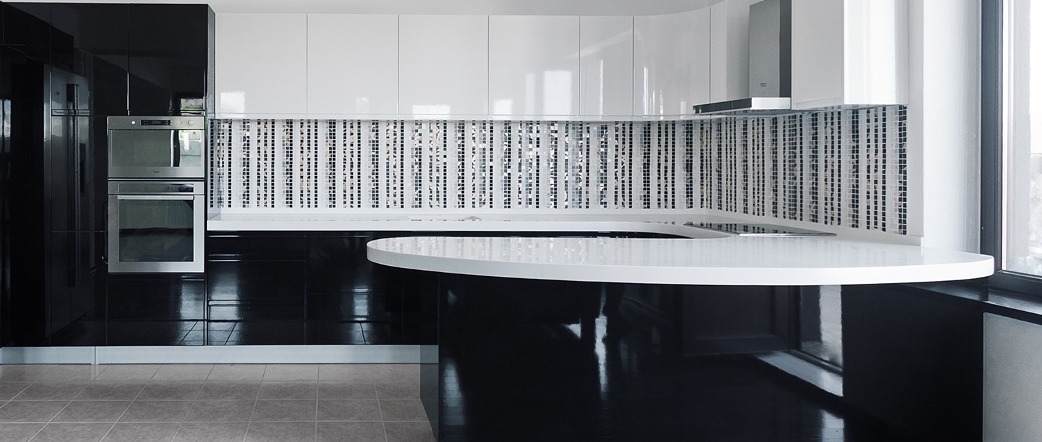 Bucatarie HI-MACS colectia Sinus in alb si negru