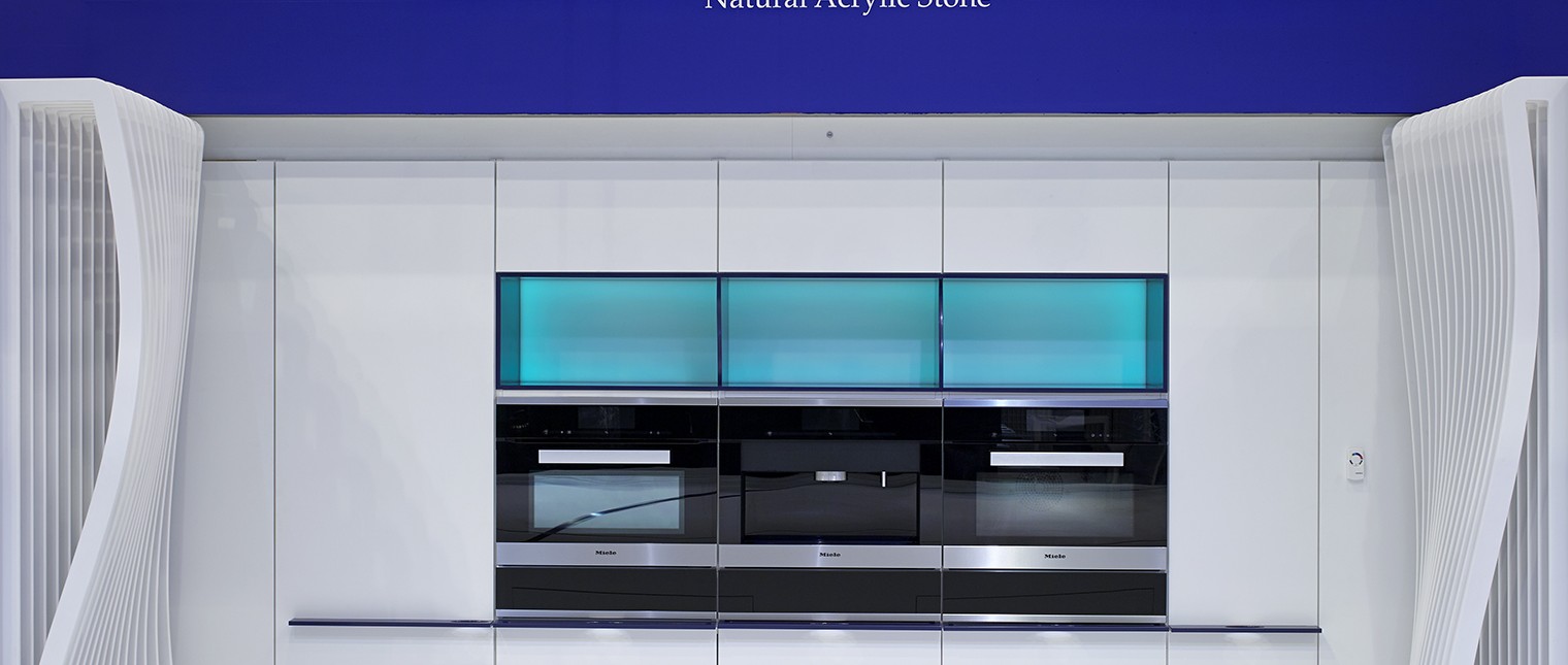 LG Hausys HI-MACS®  s-a intors la 100% Design 2014 cu un concept inovativ si futuristic de bucatarie.

Insula de bucatarie “The sky is the limit” este o adevarata opera de arta creata de designerul belgian Xavier Bonte. Conceptul acestei bucatarii este inspirat de imaginea unui nor. Atunci cand toate usile sunt inchise orice trasatura tehnica a mobilierului dispare, iar liniile albastre […] Mai mult…