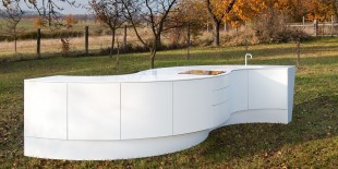 Mobilierul de bucatarie face parte din colectia „maru”. Aceasta reprezinta o gama de mobilier ce reflecta intocmai semnificatia acestui cuvant japonez, aceea de cerc sau unitate. Bazata pe geometria cercului, aceasta bucatarie are o forma fluida, sinuoasa si unitara, si un aspect monolitic. Formele curbe, culoarea alba si jocul de module – convexe, concave, alternand sau fiind pozitionate simetric, ofera […] Mai mult…