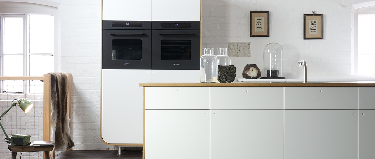 Designerii de la deVOL sunt inspirati de cele mai  inovative elemente ale secolului XX care trec proba timpului. Multumita imbinarii materialelor clasice si tehnologiei de prelucrare a HI-MACS® Piatra Acrilica Naturala, bucataria Air devine o reflectie a unei ere in design dominate de spiritul aventurier in cautarea adevaratului sentiment al libertatii.
Cu aspectul sau vintage, liniile simple ale bucatariei Air urmaresc […] Mai mult…