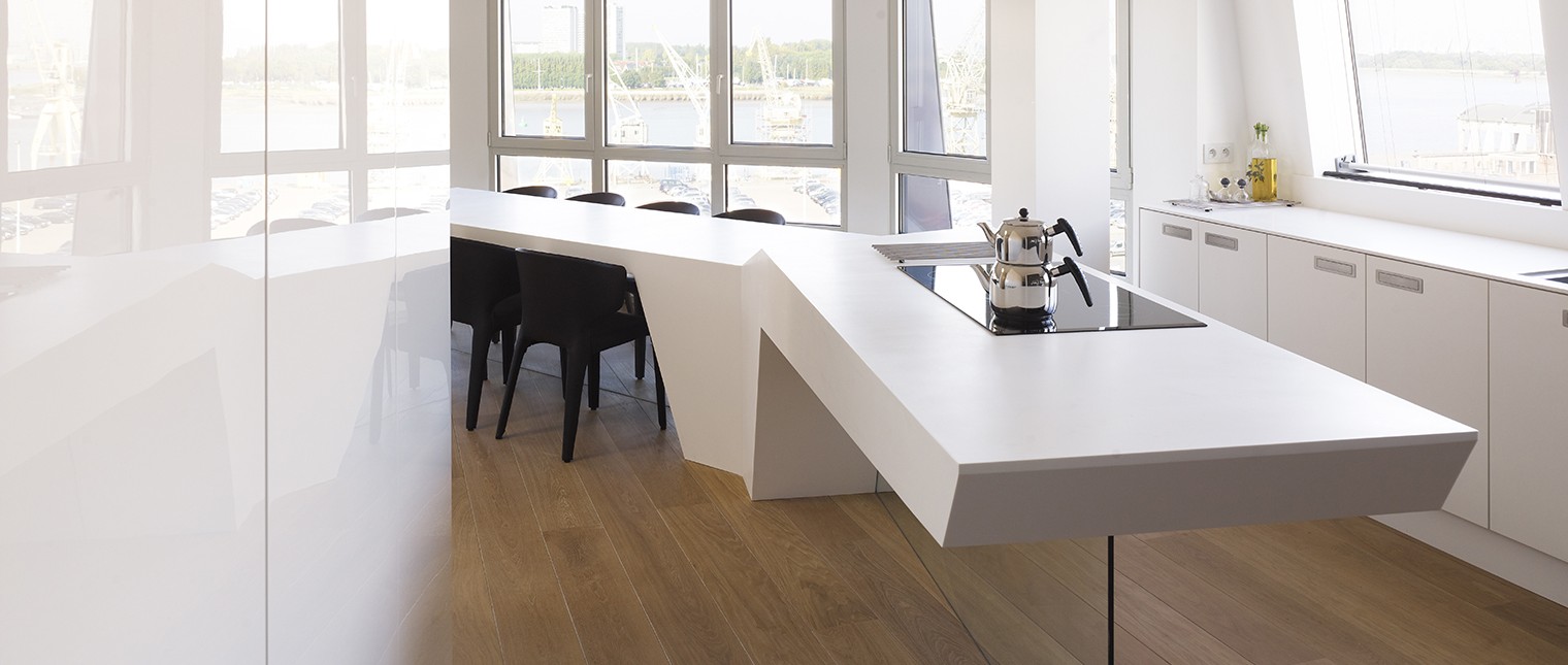 Acest apartament spectaculos amenajat este situat in zona istorica a portului Antwerp- Het Eilandje. Spatiul acestei case combina excelent functiunea de locuinta cu cea de birou, iar interioarele au fost amenajate cu stil si eleganta utilizand cele mai performante materiale: lemn masiv de stejar si HI-MACS® Piatra Acrilica Naturala.

 
Trama neregulata a acestei constructii si zonificarea functiunilor au dus la o […] Mai mult…