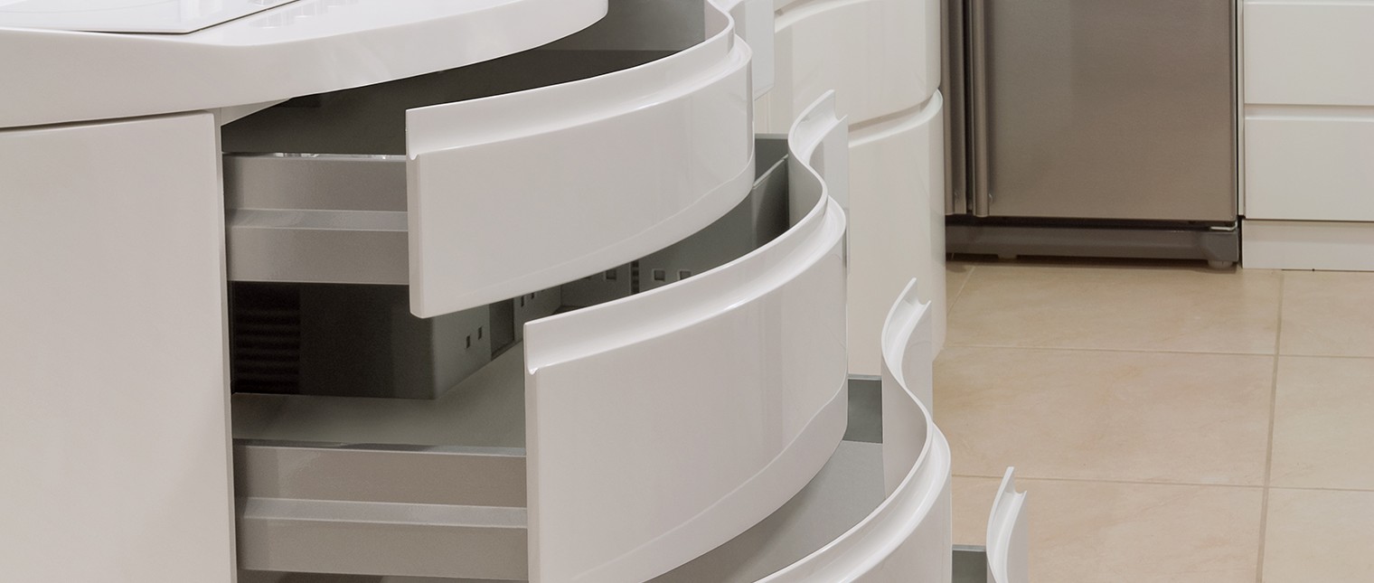 Viziunea arhitectei Adriana Tihon de la Atvangarde Surfaces – distribuitor exclusiv al HI-MACS® Piatra Acrilica Naturala in Romania-si proprietatile extraordinare ale materialelor de ultima generatie s-au concretizat sub forma colectiei de bucatarii Pure.

Prima bucatarie din cadrul acestui concept a fost realizata pentru o casa particulara unde spatiul era de mici dimensiuni, insa se dorea a fi placut, discret, modern si […] Mai mult…