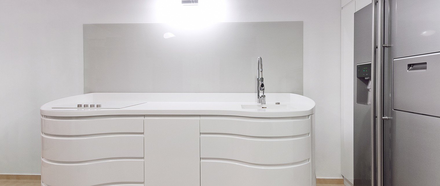 Viziunea arhitectei Adriana Tihon de la Atvangarde Surfaces – distribuitor exclusiv al HI-MACS® Piatra Acrilica Naturala in Romania-si proprietatile extraordinare ale materialelor de ultima generatie s-au concretizat sub forma colectiei de bucatarii Pure.

Prima bucatarie din cadrul acestui concept a fost realizata pentru o casa particulara unde spatiul era de mici dimensiuni, insa se dorea a fi placut, discret, modern si […] Mai mult…