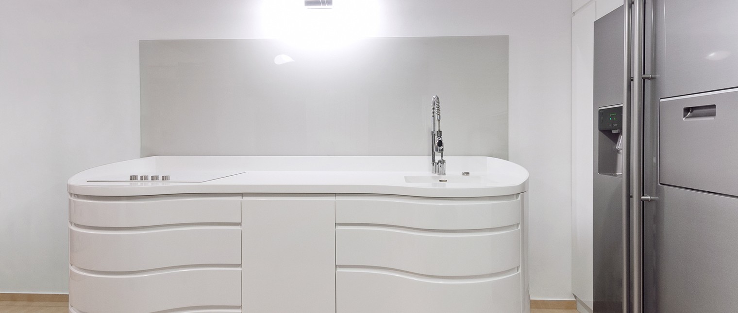 Viziunea arhitectei Adriana Tihon de la Atvangarde Surfaces – distribuitor exclusiv al HI-MACS® Piatra Acrilica Naturala in Romania-si proprietatile extraordinare ale materialelor de ultima generatie s-au concretizat sub forma colectiei de bucatarii Pure.

Prima bucatarie din cadrul acestui concept a fost realizata pentru o casa particulara unde spatiul era de mici dimensiuni, insa se dorea a fi placut, discret, modern si […] Mai mult…