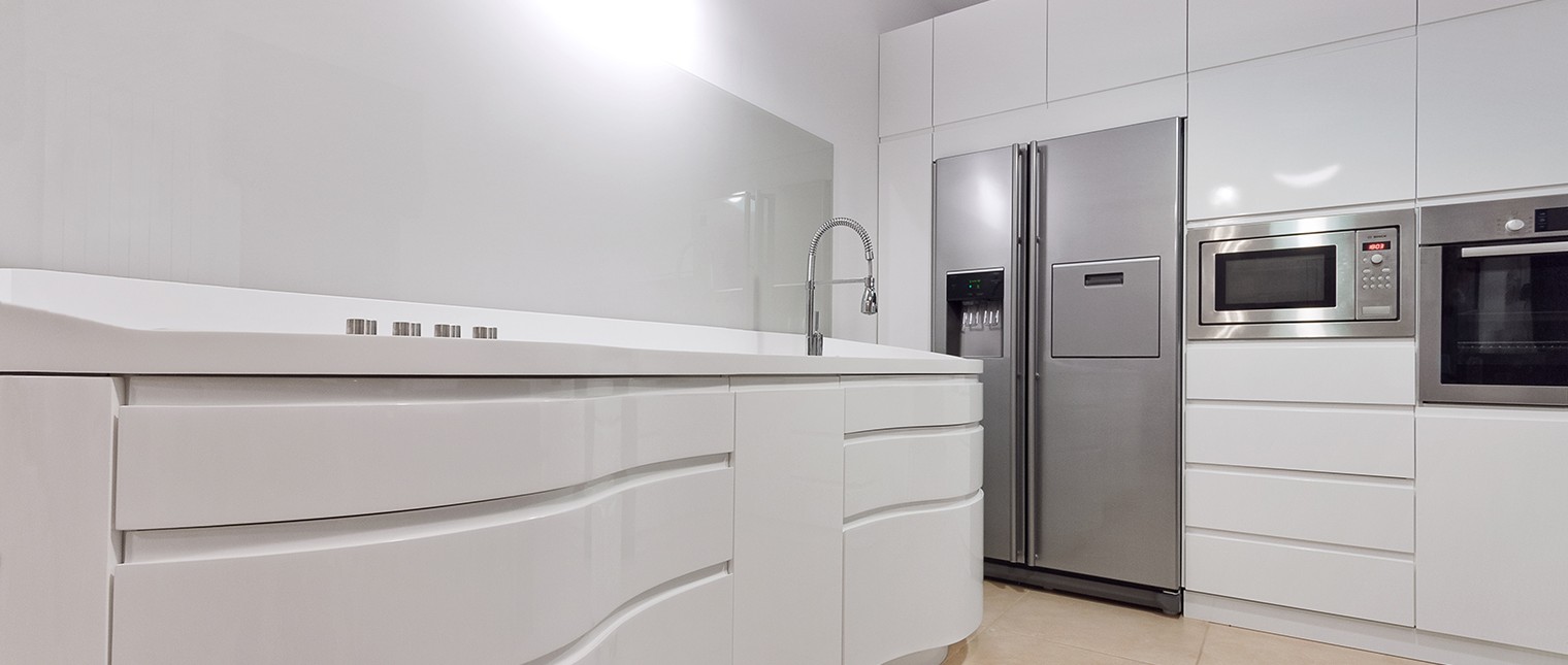 Viziunea arhitectei Adriana Tihon de la Atvangarde Surfaces – distribuitor exclusiv al HI-MACS® Piatra Acrilica Naturala in Romania-si proprietatile extraordinare ale materialelor de ultima generatie s-au concretizat sub forma colectiei de bucatarii Pure.

Prima bucatarie din cadrul acestui concept a fost realizata pentru o casa particulara unde spatiul era de mici dimensiuni, insa se dorea a fi placut, discret, modern si […] Mai mult…
