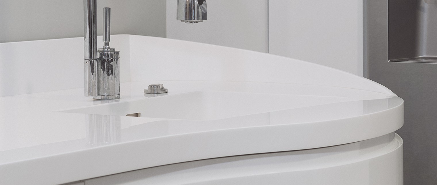 Viziunea arhitectei Adriana Tihon de la Atvangarde Surfaces – distribuitor exclusiv al HI-MACS® Piatra Acrilica Naturala in Romania-si proprietatile extraordinare ale materialelor de ultima generatie s-au concretizat sub forma colectiei de bucatarii Pure.

Prima bucatarie din cadrul acestui concept a fost realizata pentru o casa particulara unde spatiul era de mici dimensiuni, insa se dorea a fi placut, discret, modern si […] Mai mult…