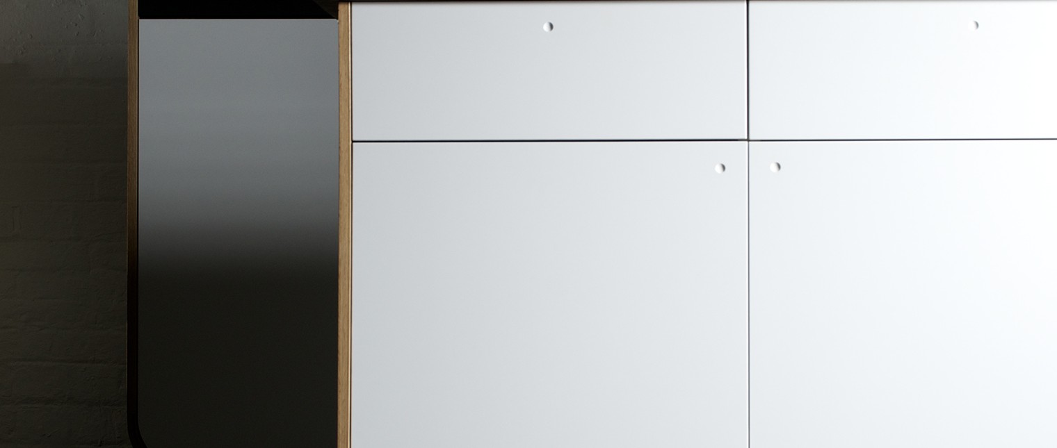 Designerii de la deVOL sunt inspirati de cele mai  inovative elemente ale secolului XX care trec proba timpului. Multumita imbinarii materialelor clasice si tehnologiei de prelucrare a HI-MACS® Piatra Acrilica Naturala, bucataria Air devine o reflectie a unei ere in design dominate de spiritul aventurier in cautarea adevaratului sentiment al libertatii.
Cu aspectul sau vintage, liniile simple ale bucatariei Air urmaresc […] Mai mult…