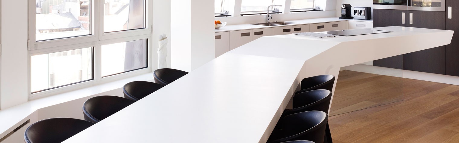 Acest apartament spectaculos amenajat este situat in zona istorica a portului Antwerp- Het Eilandje. Spatiul acestei case combina excelent functiunea de locuinta cu cea de birou, iar interioarele au fost amenajate cu stil si eleganta utilizand cele mai performante materiale: lemn masiv de stejar si HI-MACS® Piatra Acrilica Naturala.

 
Trama neregulata a acestei constructii si zonificarea functiunilor au dus la o […] Mai mult…