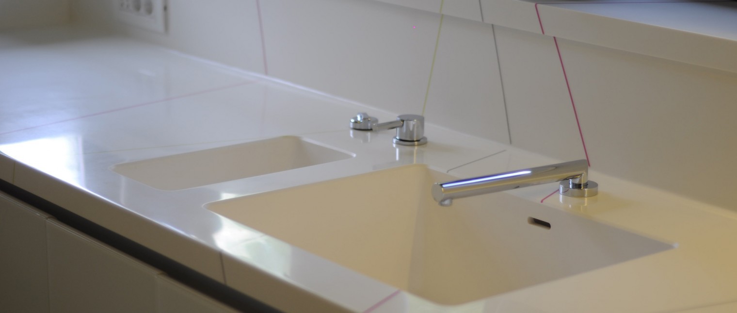 Swan Lake Villa bucatarie Hi-Macs