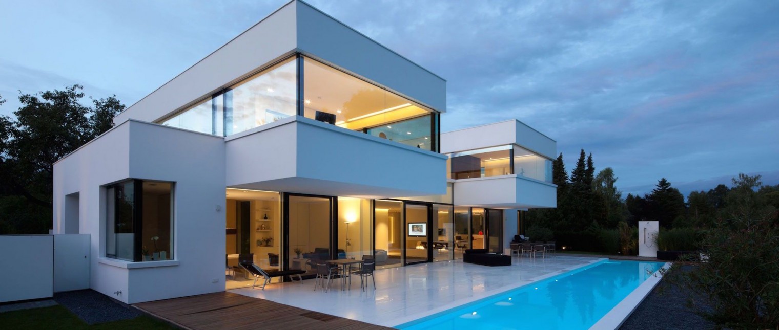 O casa in care sa poata evada din stresul cotidian, o oaza de liniste situata in mijlocul unui peisaj pitoresc, aceasta era locuinta mult visata de catre familia Dreer.

Iar dorinta acestora s-a indeplinit odata cu achizitionarea unui teren de 1.200 mp in zona Ammersee, avand o priveliste deosebita asupra padurilor bavareze.

Materialul ce primeaza in constructia acestei locunte este HI-MACS, regasit […] Mai mult…