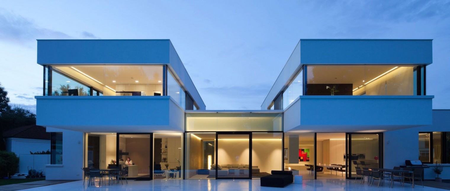 O casa in care sa poata evada din stresul cotidian, o oaza de liniste situata in mijlocul unui peisaj pitoresc, aceasta era locuinta mult visata de catre familia Dreer.

Iar dorinta acestora s-a indeplinit odata cu achizitionarea unui teren de 1.200 mp in zona Ammersee, avand o priveliste deosebita asupra padurilor bavareze.

Materialul ce primeaza in constructia acestei locunte este HI-MACS, regasit […] Mai mult…