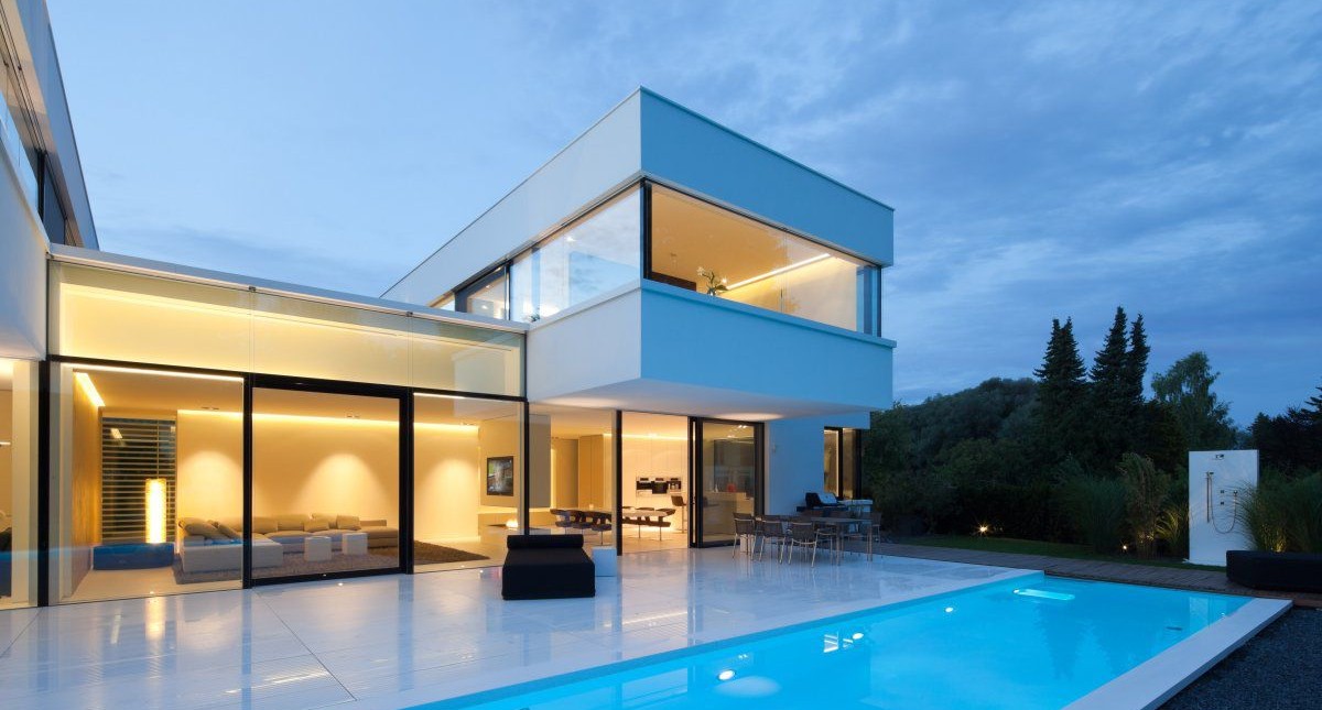 O casa in care sa poata evada din stresul cotidian, o oaza de liniste situata in mijlocul unui peisaj pitoresc, aceasta era locuinta mult visata de catre familia Dreer.

Iar dorinta acestora s-a indeplinit odata cu achizitionarea unui teren de 1.200 mp in zona Ammersee, avand o priveliste deosebita asupra padurilor bavareze.

Materialul ce primeaza in constructia acestei locunte este HI-MACS, regasit […] Mai mult…