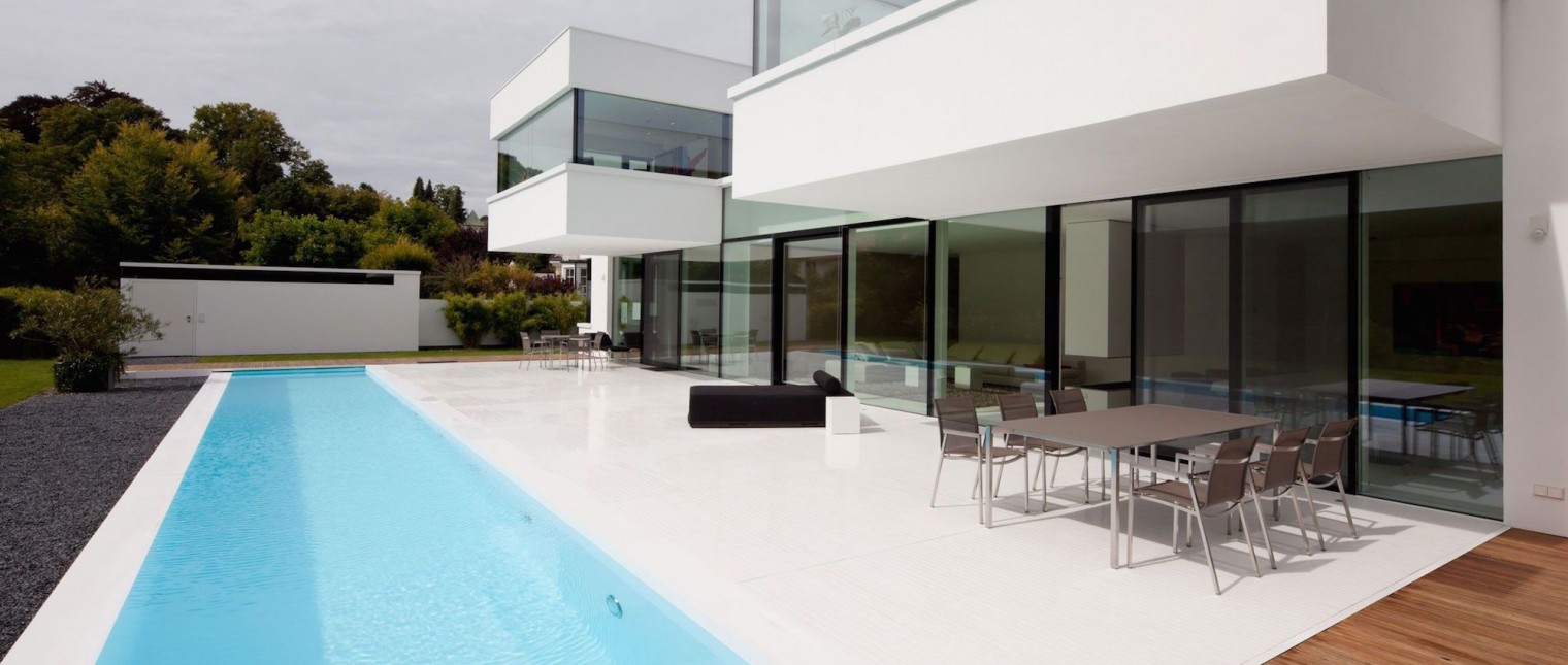 O casa in care sa poata evada din stresul cotidian, o oaza de liniste situata in mijlocul unui peisaj pitoresc, aceasta era locuinta mult visata de catre familia Dreer.

Iar dorinta acestora s-a indeplinit odata cu achizitionarea unui teren de 1.200 mp in zona Ammersee, avand o priveliste deosebita asupra padurilor bavareze.

Materialul ce primeaza in constructia acestei locunte este HI-MACS, regasit […] Mai mult…