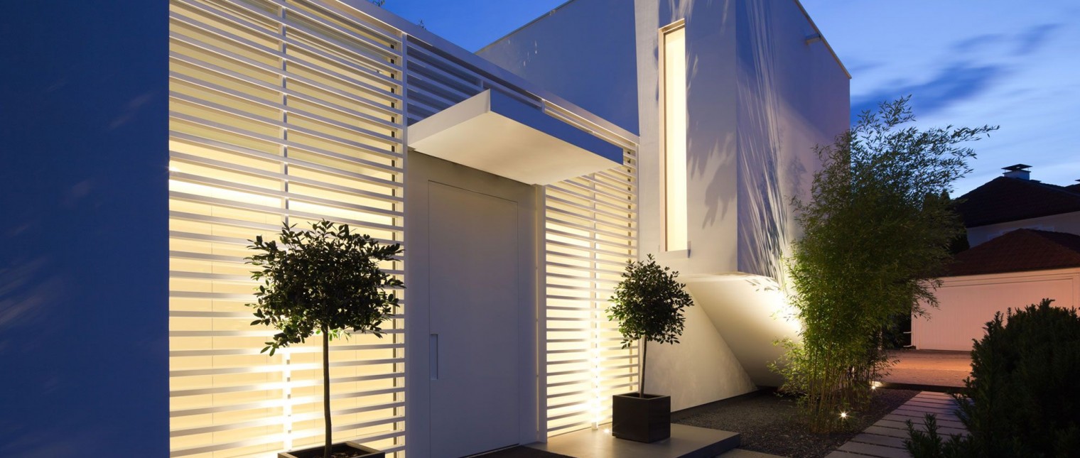 O casa in care sa poata evada din stresul cotidian, o oaza de liniste situata in mijlocul unui peisaj pitoresc, aceasta era locuinta mult visata de catre familia Dreer.

Iar dorinta acestora s-a indeplinit odata cu achizitionarea unui teren de 1.200 mp in zona Ammersee, avand o priveliste deosebita asupra padurilor bavareze.

Materialul ce primeaza in constructia acestei locunte este HI-MACS, regasit […] Mai mult…