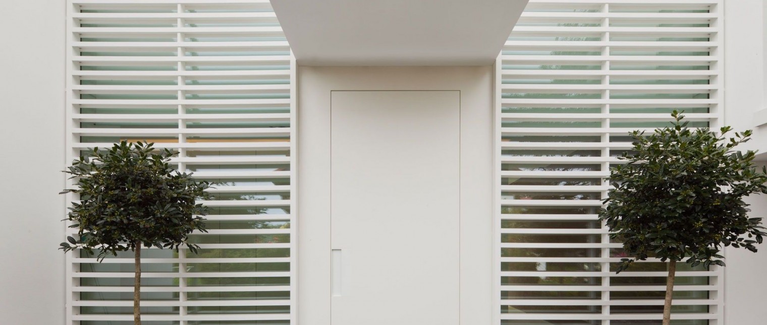 O casa in care sa poata evada din stresul cotidian, o oaza de liniste situata in mijlocul unui peisaj pitoresc, aceasta era locuinta mult visata de catre familia Dreer.

Iar dorinta acestora s-a indeplinit odata cu achizitionarea unui teren de 1.200 mp in zona Ammersee, avand o priveliste deosebita asupra padurilor bavareze.

Materialul ce primeaza in constructia acestei locunte este HI-MACS, regasit […] Mai mult…