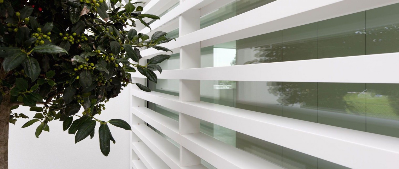 O casa in care sa poata evada din stresul cotidian, o oaza de liniste situata in mijlocul unui peisaj pitoresc, aceasta era locuinta mult visata de catre familia Dreer.

Iar dorinta acestora s-a indeplinit odata cu achizitionarea unui teren de 1.200 mp in zona Ammersee, avand o priveliste deosebita asupra padurilor bavareze.

Materialul ce primeaza in constructia acestei locunte este HI-MACS, regasit […] Mai mult…