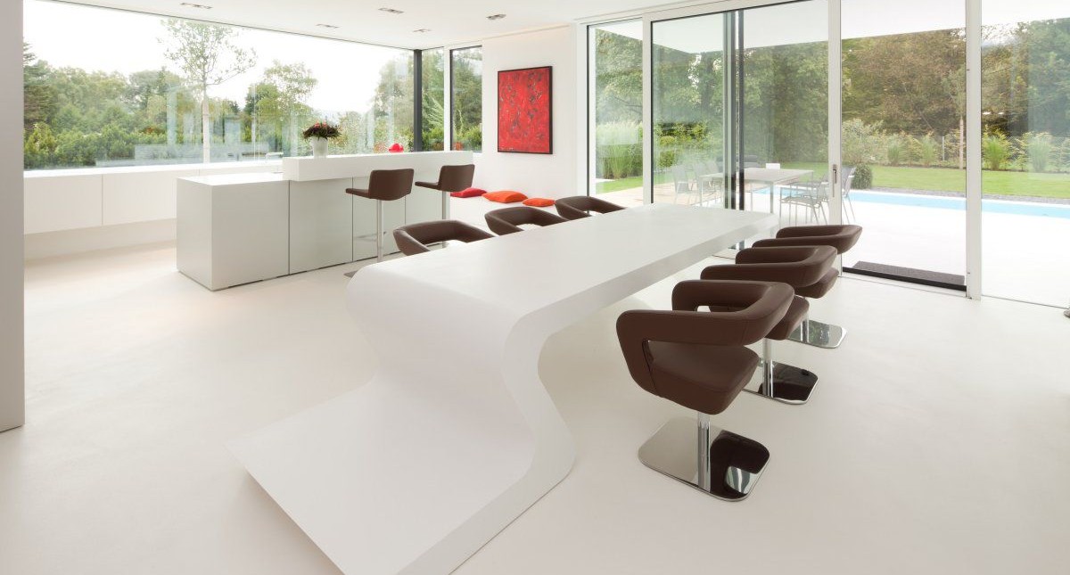 O casa in care sa poata evada din stresul cotidian, o oaza de liniste situata in mijlocul unui peisaj pitoresc, aceasta era locuinta mult visata de catre familia Dreer.

Iar dorinta acestora s-a indeplinit odata cu achizitionarea unui teren de 1.200 mp in zona Ammersee, avand o priveliste deosebita asupra padurilor bavareze.

Materialul ce primeaza in constructia acestei locunte este HI-MACS, regasit […] Mai mult…