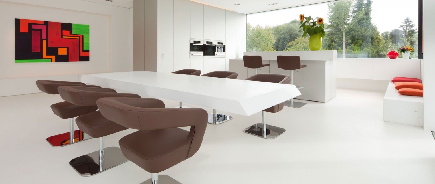 O casa in care sa poata evada din stresul cotidian, o oaza de liniste situata in mijlocul unui peisaj pitoresc, aceasta era locuinta mult visata de catre familia Dreer.

Iar dorinta acestora s-a indeplinit odata cu achizitionarea unui teren de 1.200 mp in zona Ammersee, avand o priveliste deosebita asupra padurilor bavareze.

Materialul ce primeaza in constructia acestei locunte este HI-MACS, regasit […] Mai mult…