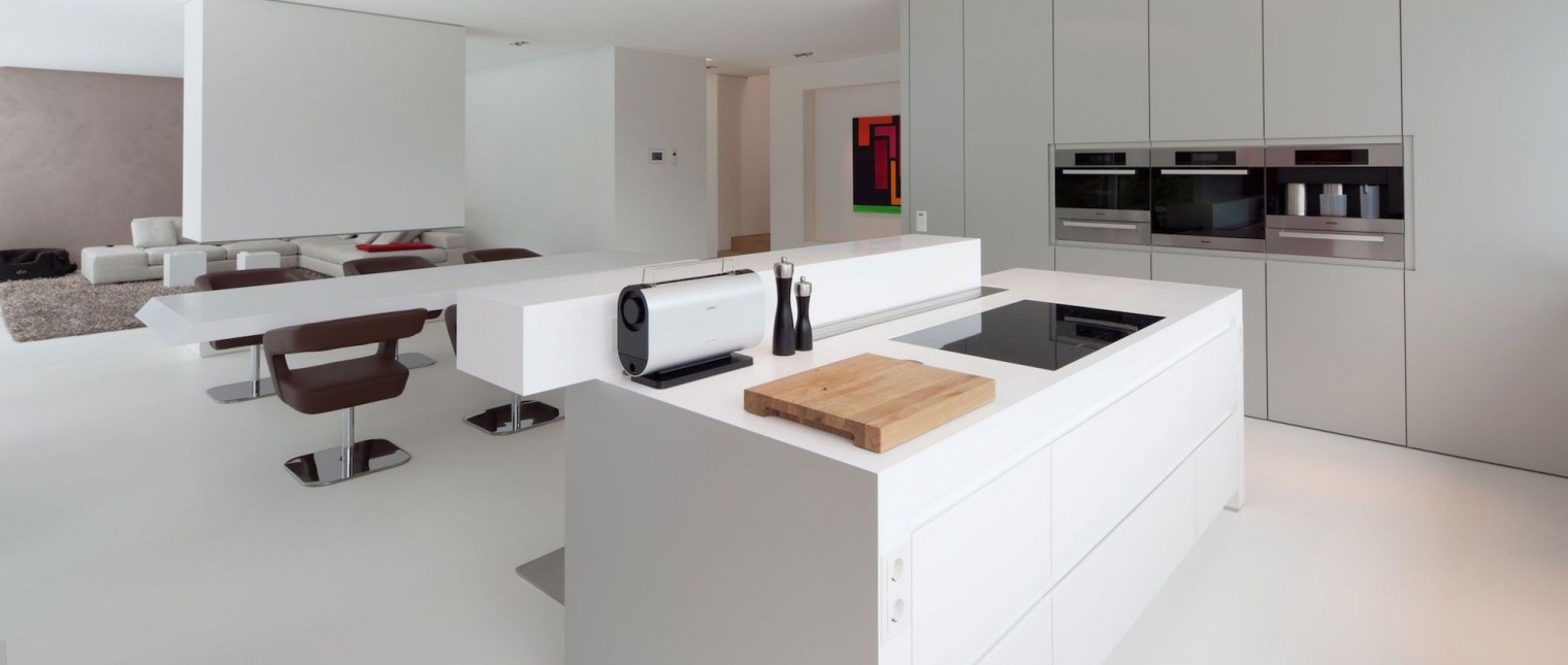 O casa in care sa poata evada din stresul cotidian, o oaza de liniste situata in mijlocul unui peisaj pitoresc, aceasta era locuinta mult visata de catre familia Dreer.

Iar dorinta acestora s-a indeplinit odata cu achizitionarea unui teren de 1.200 mp in zona Ammersee, avand o priveliste deosebita asupra padurilor bavareze.

Materialul ce primeaza in constructia acestei locunte este HI-MACS, regasit […] Mai mult…