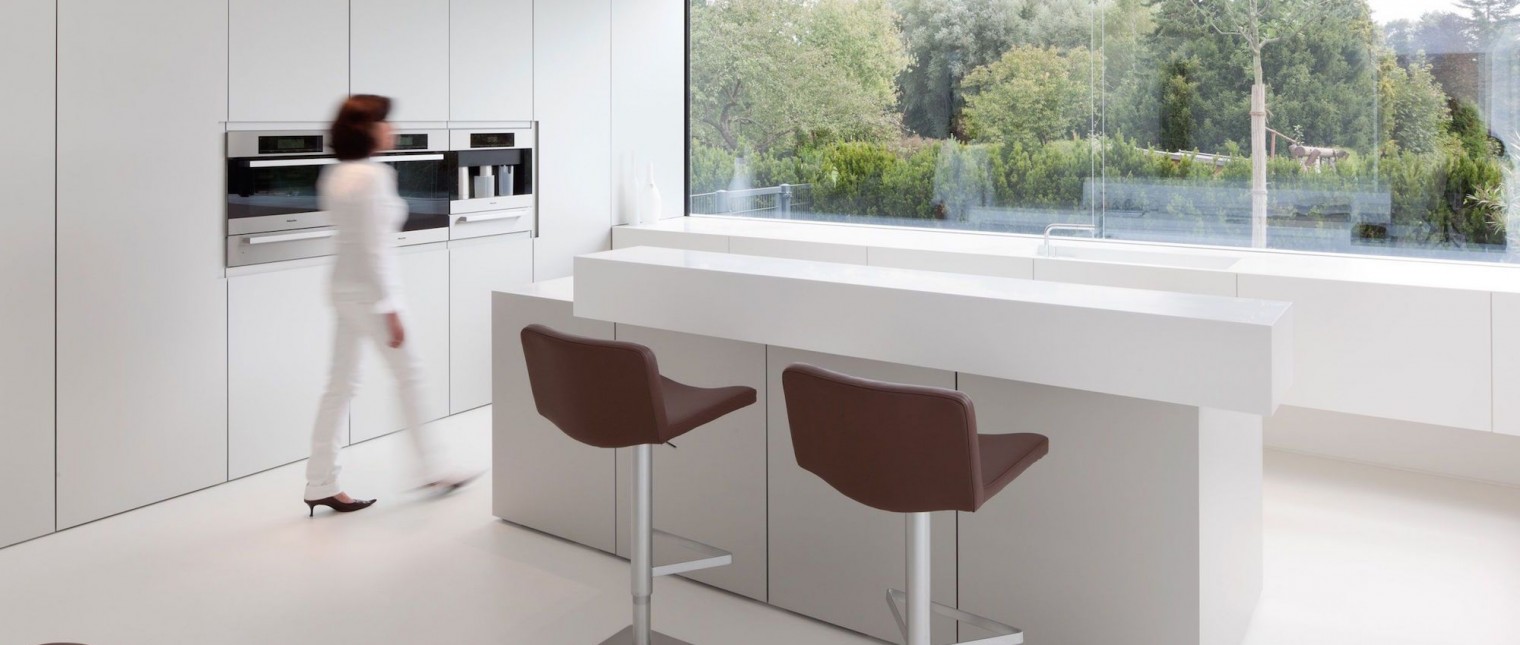 O casa in care sa poata evada din stresul cotidian, o oaza de liniste situata in mijlocul unui peisaj pitoresc, aceasta era locuinta mult visata de catre familia Dreer.

Iar dorinta acestora s-a indeplinit odata cu achizitionarea unui teren de 1.200 mp in zona Ammersee, avand o priveliste deosebita asupra padurilor bavareze.

Materialul ce primeaza in constructia acestei locunte este HI-MACS, regasit […] Mai mult…