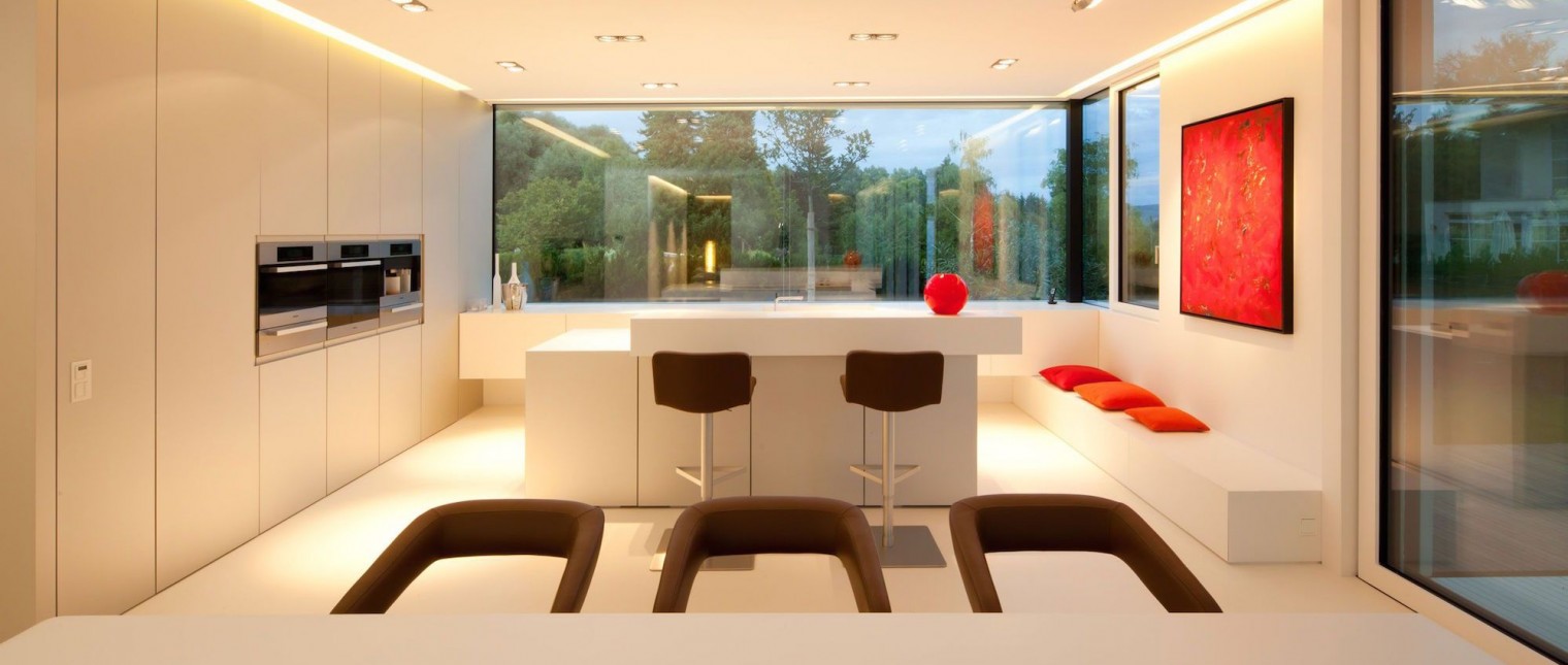 O casa in care sa poata evada din stresul cotidian, o oaza de liniste situata in mijlocul unui peisaj pitoresc, aceasta era locuinta mult visata de catre familia Dreer.

Iar dorinta acestora s-a indeplinit odata cu achizitionarea unui teren de 1.200 mp in zona Ammersee, avand o priveliste deosebita asupra padurilor bavareze.

Materialul ce primeaza in constructia acestei locunte este HI-MACS, regasit […] Mai mult…