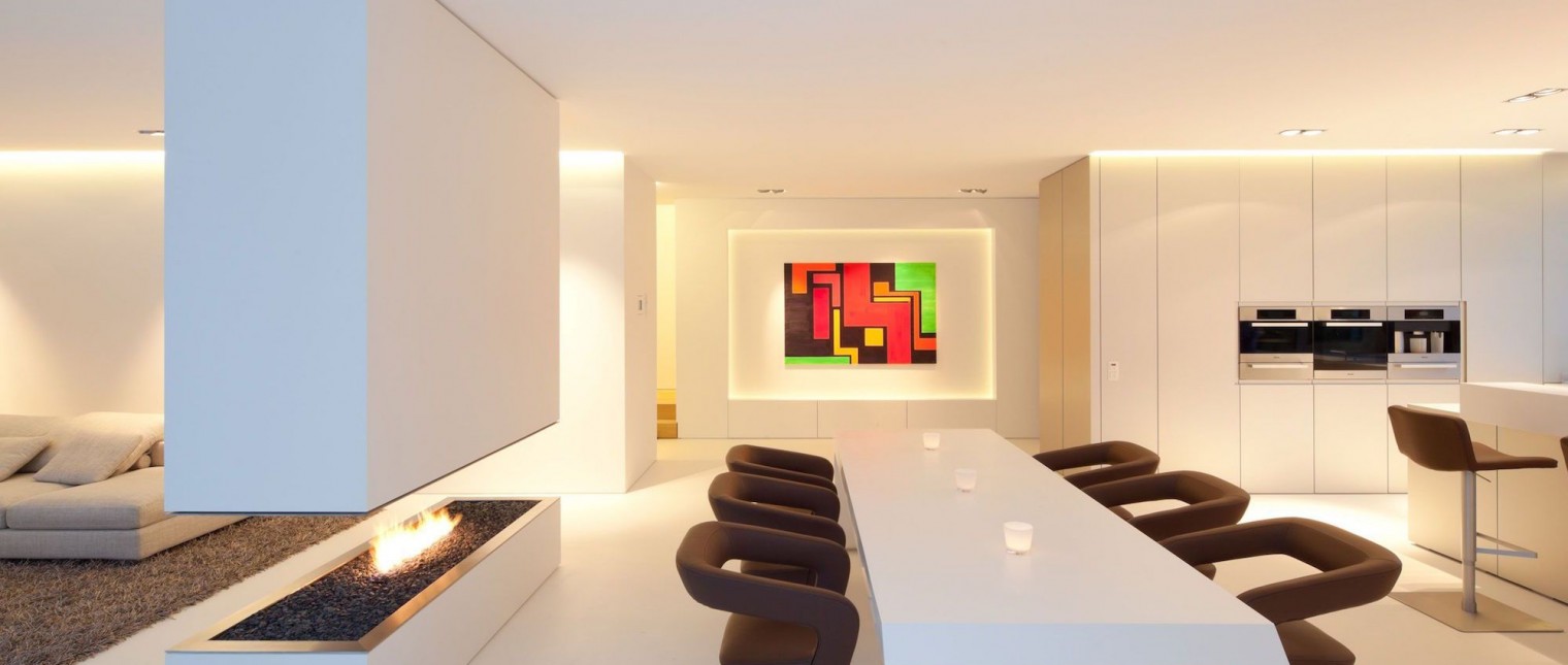 O casa in care sa poata evada din stresul cotidian, o oaza de liniste situata in mijlocul unui peisaj pitoresc, aceasta era locuinta mult visata de catre familia Dreer.

Iar dorinta acestora s-a indeplinit odata cu achizitionarea unui teren de 1.200 mp in zona Ammersee, avand o priveliste deosebita asupra padurilor bavareze.

Materialul ce primeaza in constructia acestei locunte este HI-MACS, regasit […] Mai mult…