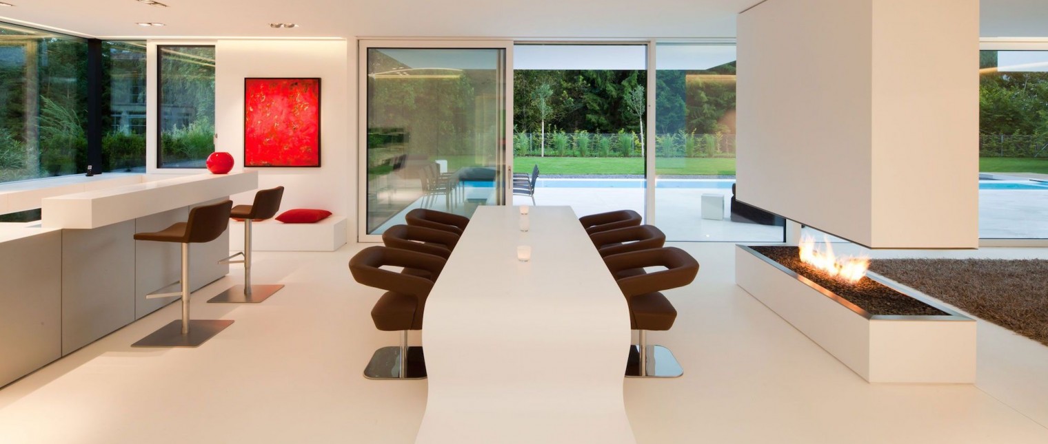 O casa in care sa poata evada din stresul cotidian, o oaza de liniste situata in mijlocul unui peisaj pitoresc, aceasta era locuinta mult visata de catre familia Dreer.

Iar dorinta acestora s-a indeplinit odata cu achizitionarea unui teren de 1.200 mp in zona Ammersee, avand o priveliste deosebita asupra padurilor bavareze.

Materialul ce primeaza in constructia acestei locunte este HI-MACS, regasit […] Mai mult…