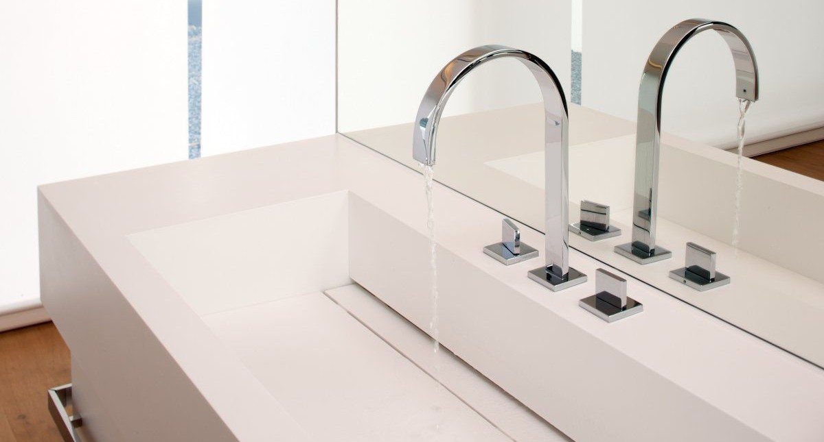 O casa in care sa poata evada din stresul cotidian, o oaza de liniste situata in mijlocul unui peisaj pitoresc, aceasta era locuinta mult visata de catre familia Dreer.

Iar dorinta acestora s-a indeplinit odata cu achizitionarea unui teren de 1.200 mp in zona Ammersee, avand o priveliste deosebita asupra padurilor bavareze.

Materialul ce primeaza in constructia acestei locunte este HI-MACS, regasit […] Mai mult…