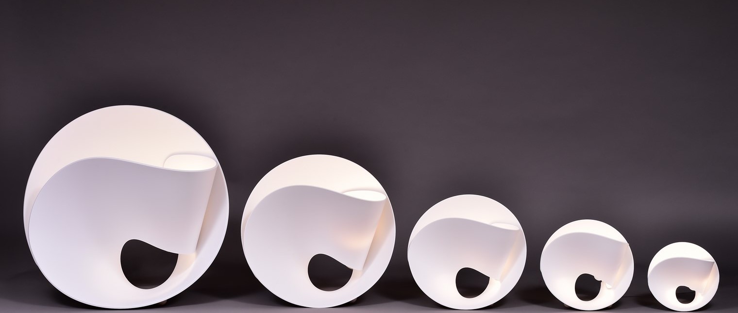 „Ideile mărețe au nevoie de materiale de bună calitate pentru a le face grandioase.”

Ca o floare a luminii, grațioasă, fină și mereu de actualitate, această lampă din HI-MACS în formă de lalea transmite emoție, tehnologie și o calitate superioară a materialelor.

Frumusețea și grația lalelei au făcut din această floare un simbol al iubirii sincere și puternice. Cuvantul englezesc lalea (tulip) […] Mai mult…