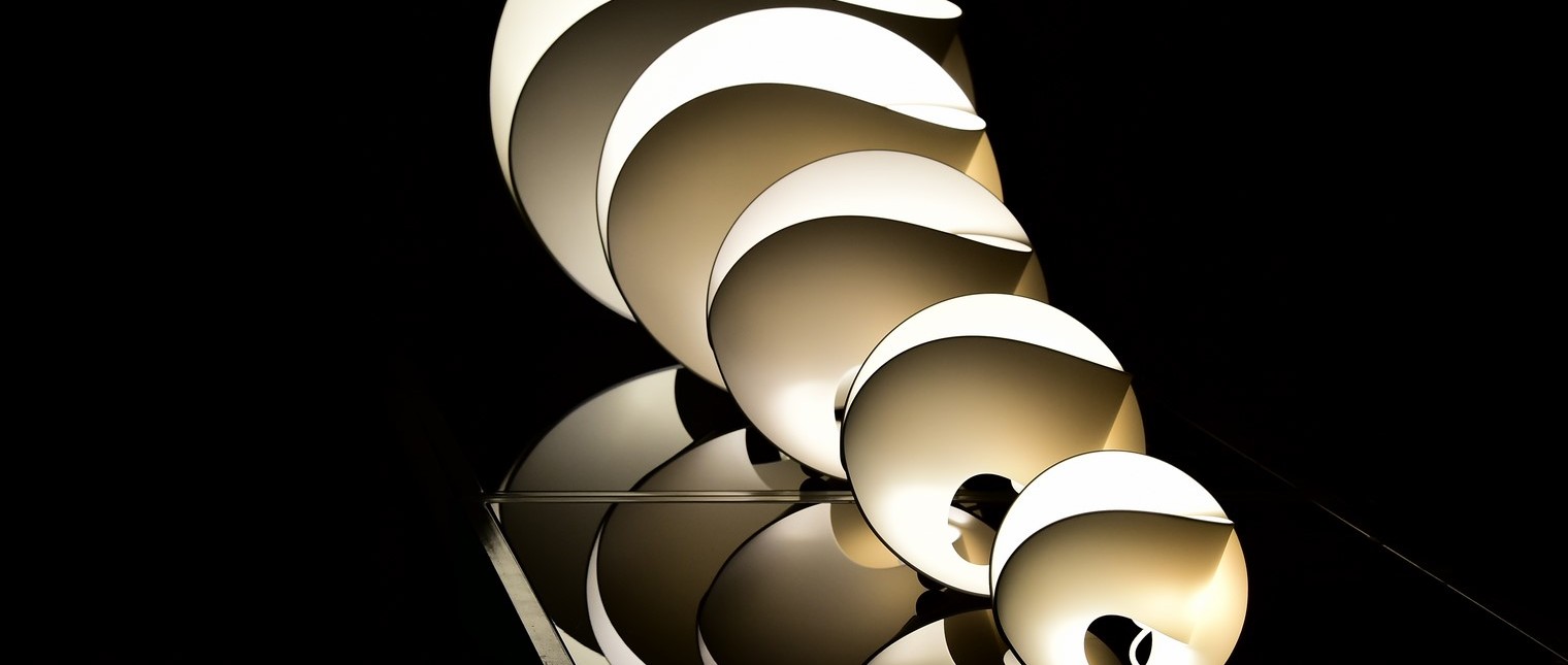 „Ideile mărețe au nevoie de materiale de bună calitate pentru a le face grandioase.”

Ca o floare a luminii, grațioasă, fină și mereu de actualitate, această lampă din HI-MACS în formă de lalea transmite emoție, tehnologie și o calitate superioară a materialelor.

Frumusețea și grația lalelei au făcut din această floare un simbol al iubirii sincere și puternice. Cuvantul englezesc lalea (tulip) […] Mai mult…