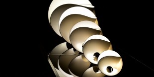 „Ideile mărețe au nevoie de materiale de bună calitate pentru a le face grandioase.”

Ca o floare a luminii, grațioasă, fină și mereu de actualitate, această lampă din HI-MACS în formă de lalea transmite emoție, tehnologie și o calitate superioară a materialelor.

Frumusețea și grația lalelei au făcut din această floare un simbol al iubirii sincere și puternice. Cuvantul englezesc lalea (tulip) […] Mai mult…