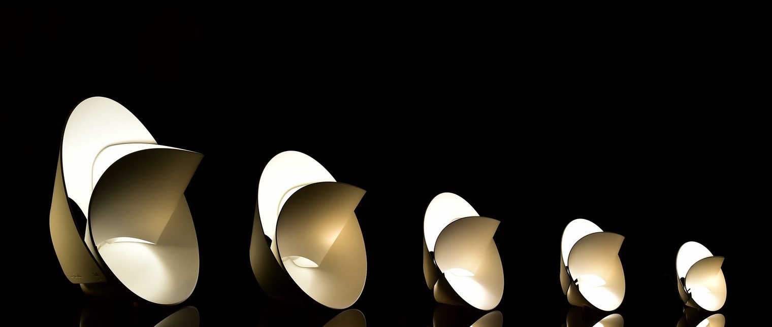 „Ideile mărețe au nevoie de materiale de bună calitate pentru a le face grandioase.”

Ca o floare a luminii, grațioasă, fină și mereu de actualitate, această lampă din HI-MACS în formă de lalea transmite emoție, tehnologie și o calitate superioară a materialelor.

Frumusețea și grația lalelei au făcut din această floare un simbol al iubirii sincere și puternice. Cuvantul englezesc lalea (tulip) […] Mai mult…