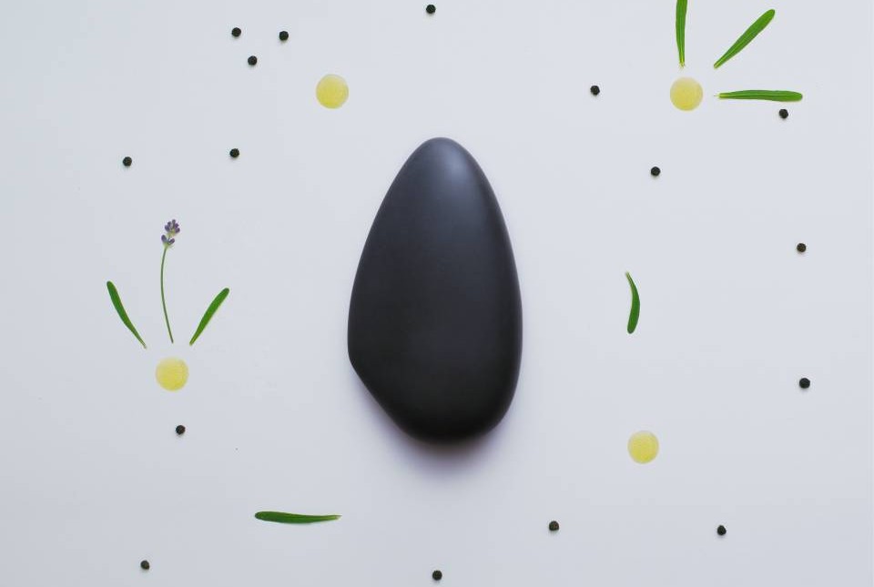 Epoca de piatră: un anonim oferă noi întrebuințări pietrei. Omul începe să rupă mâncarea în bucăți, să o taie și să o zdrobească.

2017: în timp ce oamenii urmăresc emisiuni culinare uitându-se după cele mai moderne tehnologii în bucătărie designerul suedez Erik Bele Hoglund se întoarce la elementele de bază și proiectează uneltele de bucătărie primitive modelate HI-MACS pentru oameni moderni.

Sunt multe de […] Mai mult…