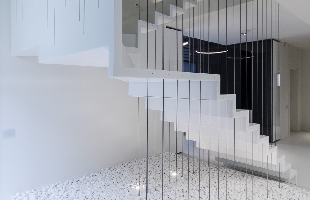 Proiect al arhitectului Claudiu Toma de la Parasite Studio în care luxul minimalist este furnizat în formă pură, acest proiect de scară suspendată doar în cabluri vine cu soluții constructive cu adevărat provocatoare și utilizează numai materiale contemporane ale căror proprietăți fac ca acestea să fie unice: permit fabricație dintr-o bucată fără îmbinări vizibile, treptele scării părând turnate, rezistență la […] Mai mult…
