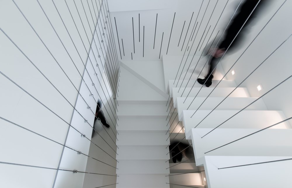 Proiect al arhitectului Claudiu Toma de la Parasite Studio în care luxul minimalist este furnizat în formă pură, acest proiect de scară suspendată doar în cabluri vine cu soluții constructive cu adevărat provocatoare și utilizează numai materiale contemporane ale căror proprietăți fac ca acestea să fie unice: permit fabricație dintr-o bucată fără îmbinări vizibile, treptele scării părând turnate, rezistență la […] Mai mult…