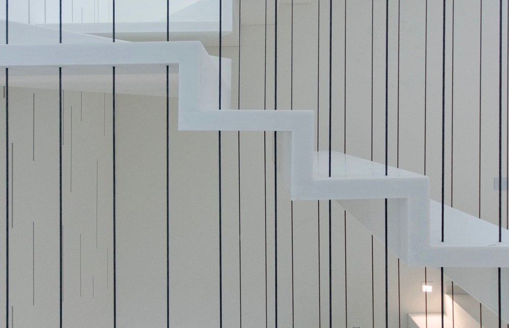 Proiect al arhitectului Claudiu Toma de la Parasite Studio în care luxul minimalist este furnizat în formă pură, acest proiect de scară suspendată doar în cabluri vine cu soluții constructive cu adevărat provocatoare și utilizează numai materiale contemporane ale căror proprietăți fac ca acestea să fie unice: permit fabricație dintr-o bucată fără îmbinări vizibile, treptele scării părând turnate, rezistență la […] Mai mult…