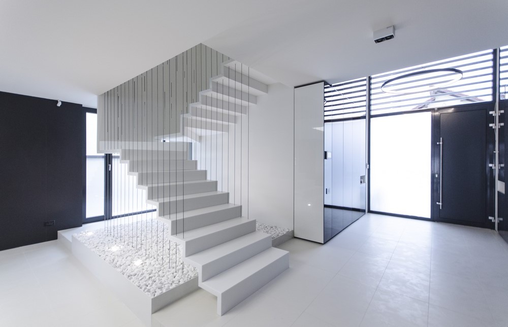 Proiect al arhitectului Claudiu Toma de la Parasite Studio în care luxul minimalist este furnizat în formă pură, acest proiect de scară suspendată doar în cabluri vine cu soluții constructive cu adevărat provocatoare și utilizează numai materiale contemporane ale căror proprietăți fac ca acestea să fie unice: permit fabricație dintr-o bucată fără îmbinări vizibile, treptele scării părând turnate, rezistență la […] Mai mult…